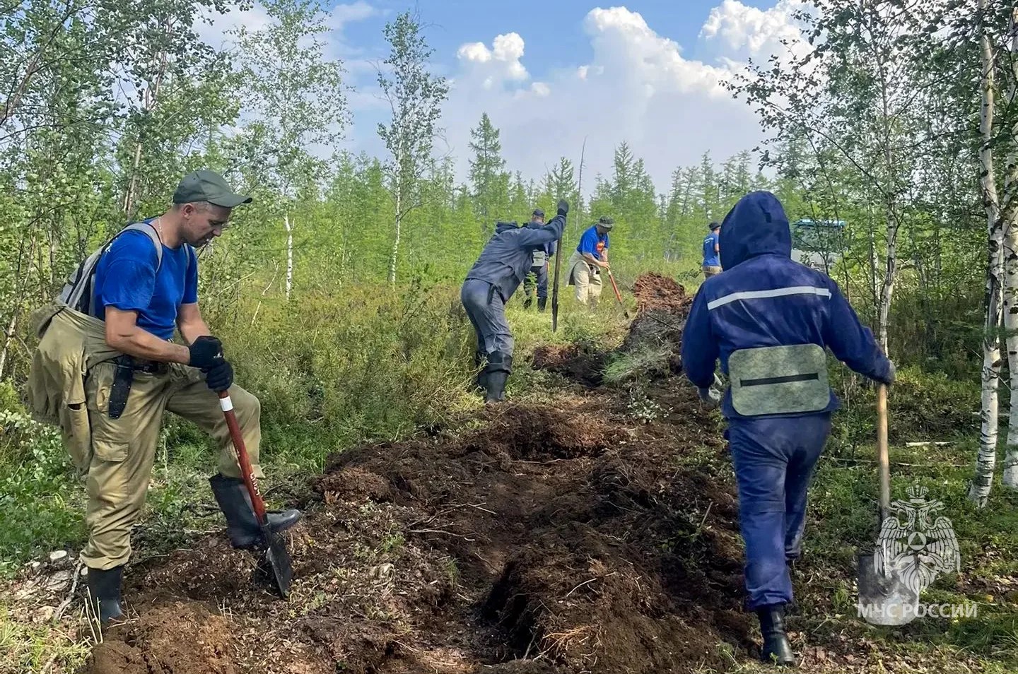 Огонь отступает от оленёкского села Эйик