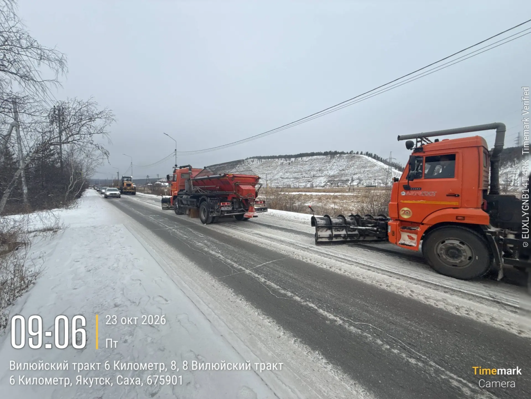 Дорожные службы Якутска продолжают чистить улицы от снега и наледи