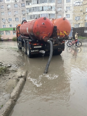 В Якутске идет откачка дождевых вод