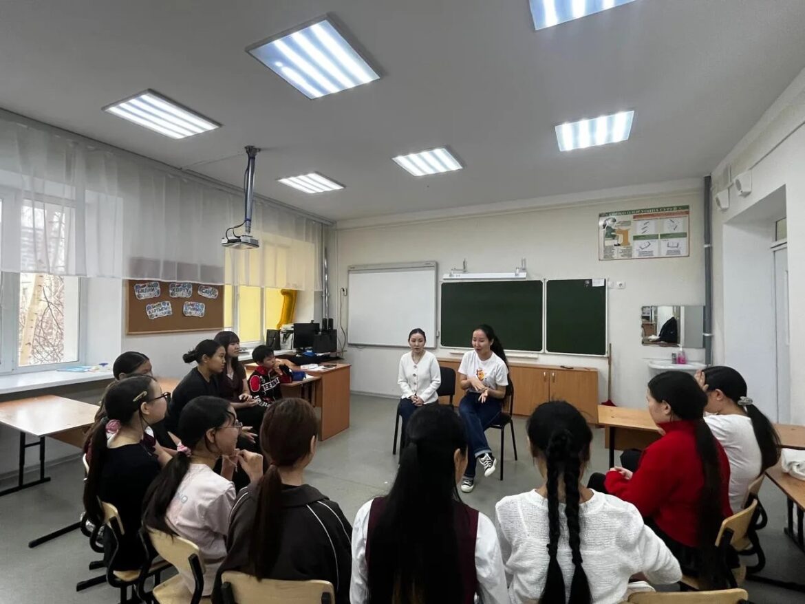 Үүнэр көлүөнэ тыйаатырын артыысара гимназия үөрэнээччилэригэр маастар-кылаас ыыттылар